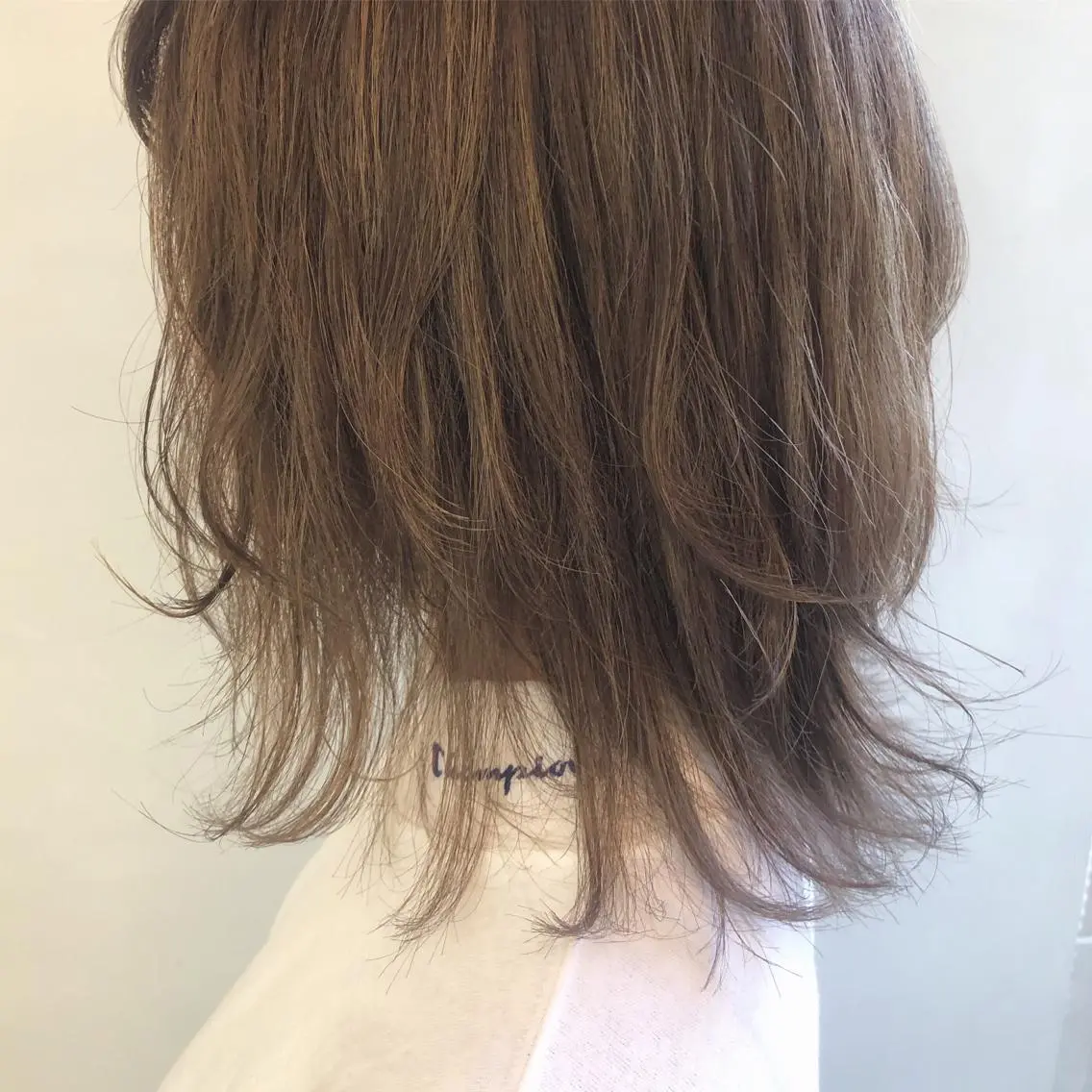 ミディアム カラー ベージュカラー ハイライトカラー ミルクティーベージュ ハイライト 齋藤 咲のヘアスタイル