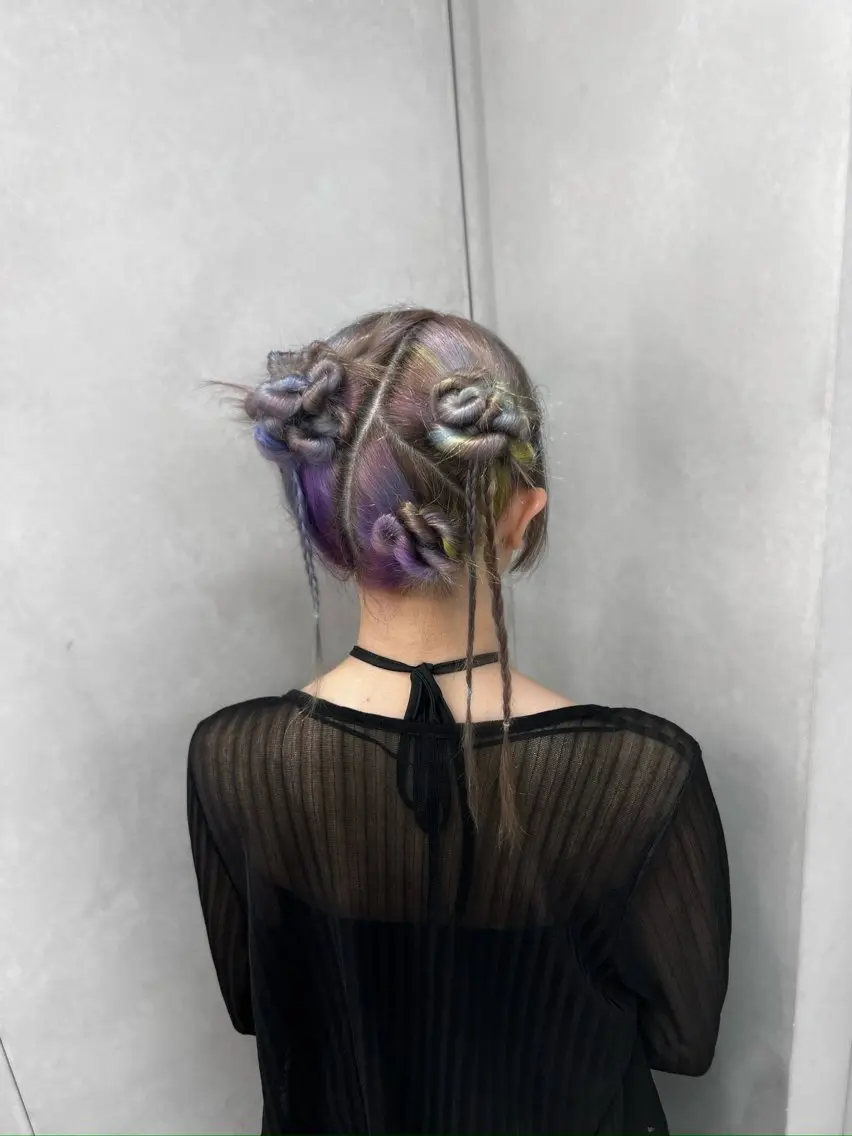 セミロング ヘアセット ハイトーン デザインカラーのヘアスタイル