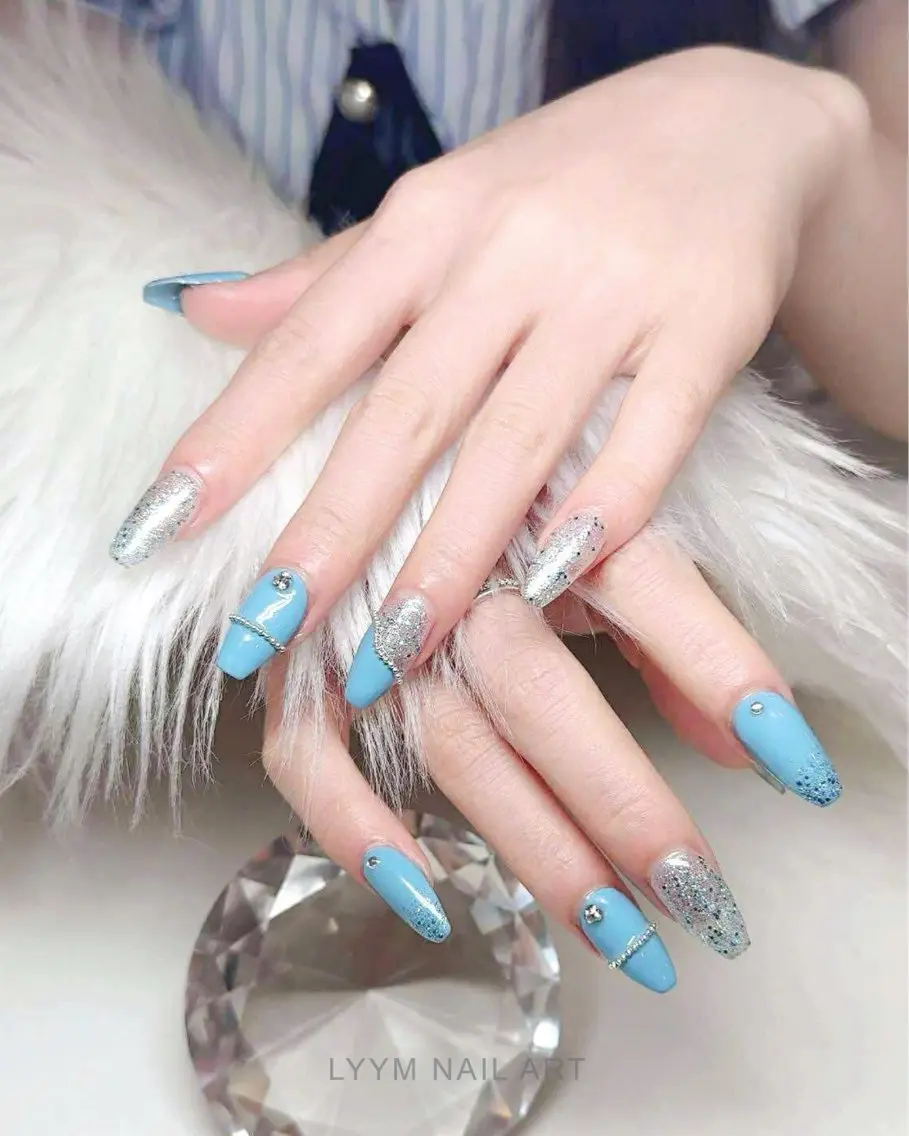 ネイル グラデーション キラキラネイル ラメ(グリッター) 水色 ロングネイル ハンドネイル LYYM Salonのネイルデザイン