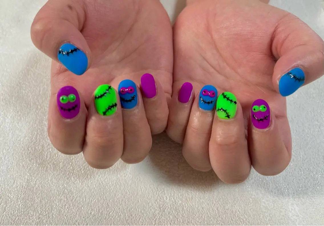 ネイル オーロラネイル ブルー フットネイル フレンチネイル ジェルネイル kiki nail たまプラーザのネイルデザイン