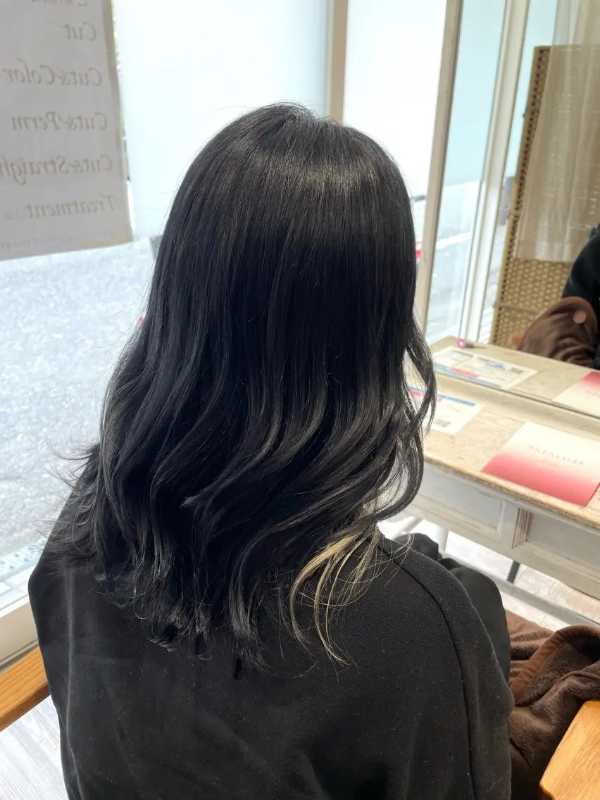 ミディアム 東 歩音のヘアスタイル