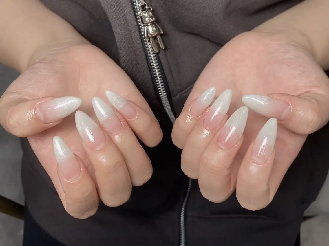 ネイル 長さ出し ラメ(グリッター) ラメグラデーション ネイルチップ ホワイト ハンドネイル UM Nail Salonのネイルデザイン