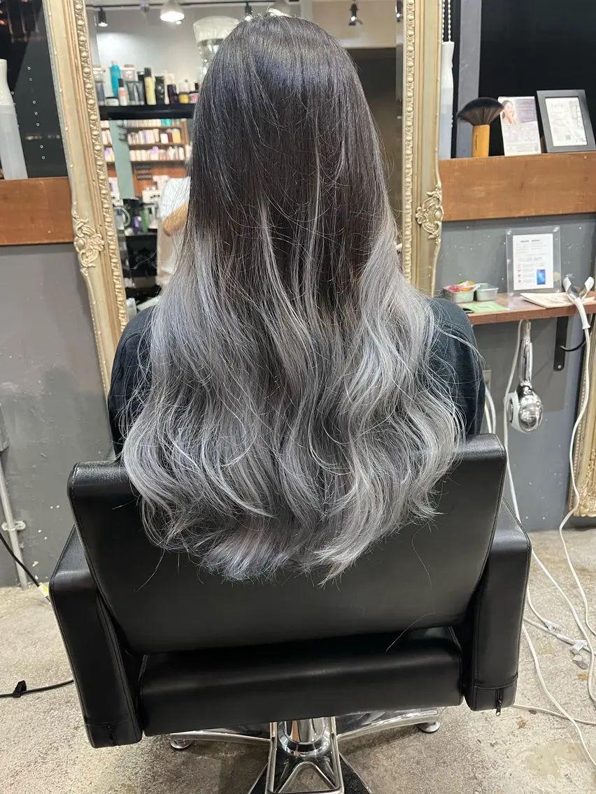 セミロング カラー ブリーチ グラデーションカラー 東 寛道のヘアスタイル