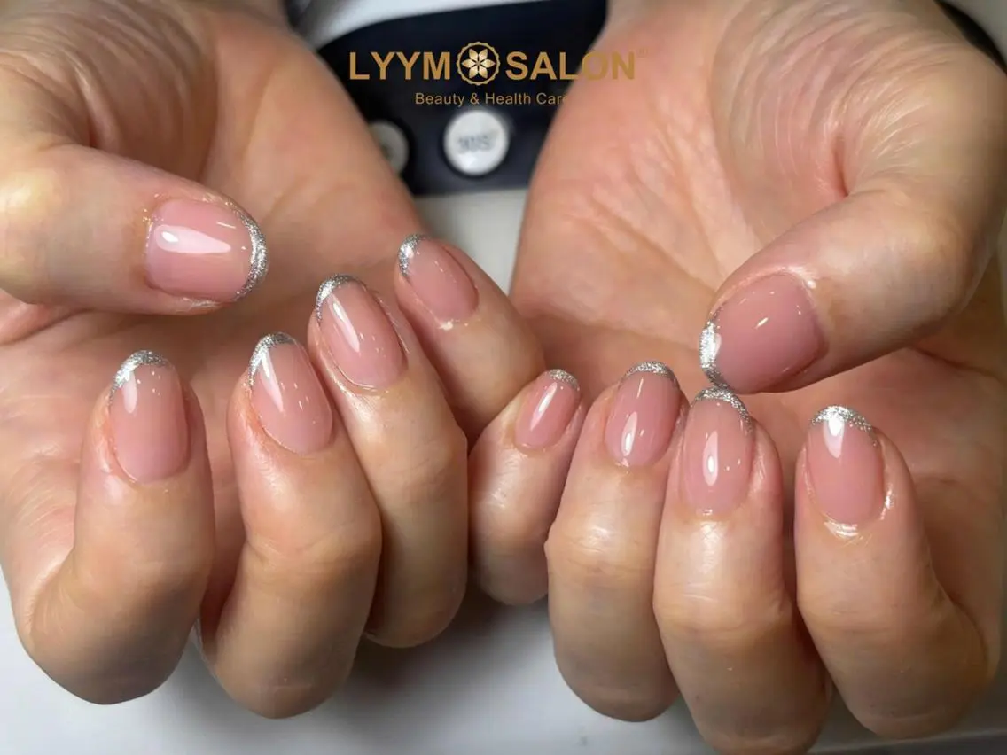 ネイル フレンチネイル ラメ(グリッター) オフィスネイル ピンク シルバー ハンドネイル ハンドケア LYYM Salonのネイルデザイン