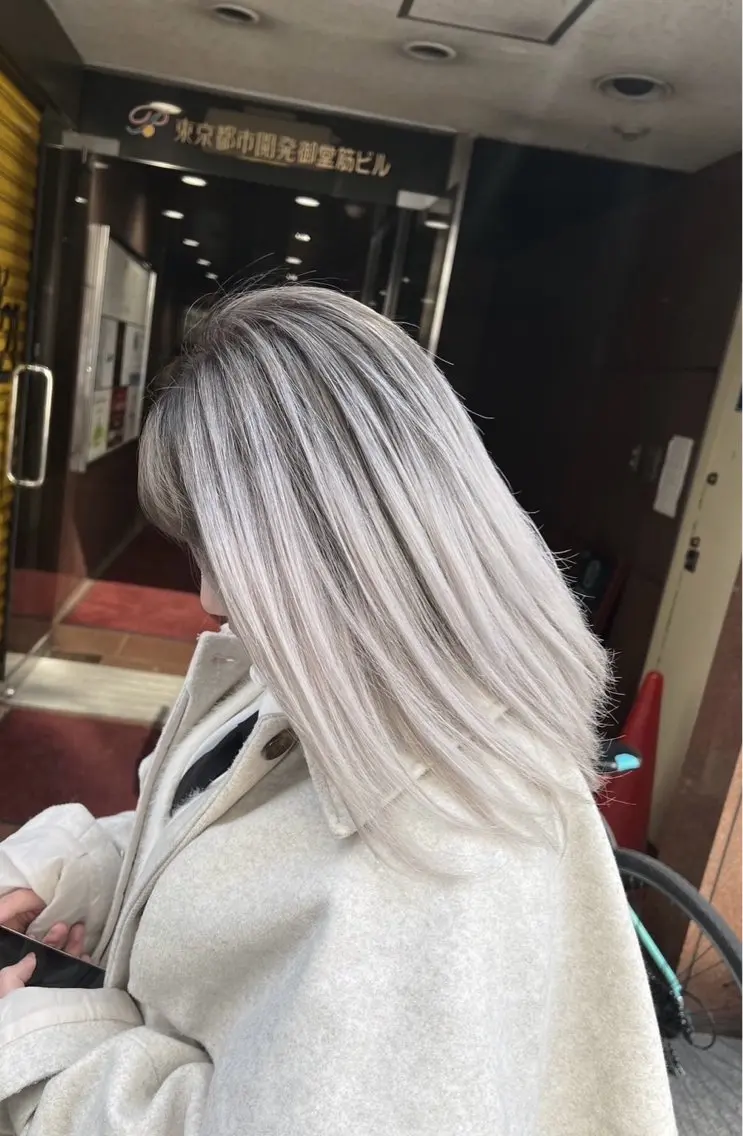 セミロング カラー バレイヤージュ シルバー ホワイトシルバー レイヤーカット 指名数No.1 /NAOYAのヘアスタイル