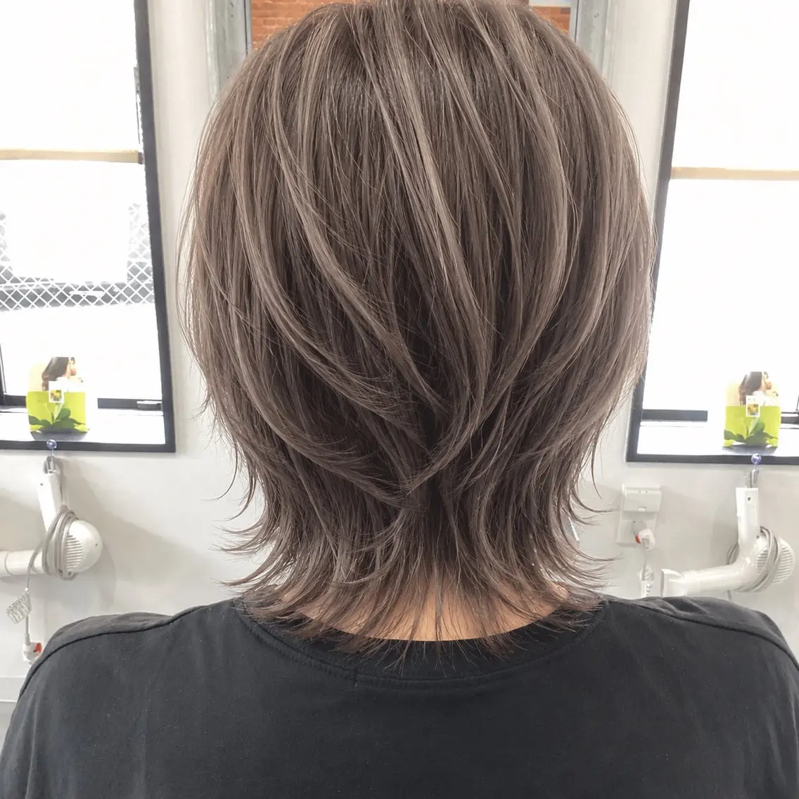 ミディアム カラー アッシュ シルバー シルバーアッシュ ウルフカット ヘアカラー 土本 定ニのヘアスタイル