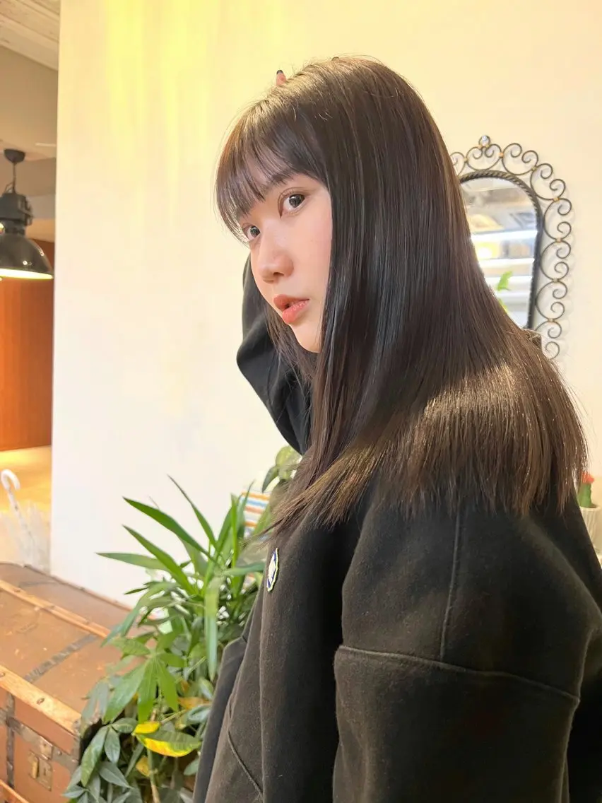 ロング カット ヘアカラー ミルクティーベージュ outaのヘアスタイル