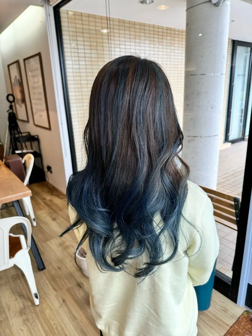 ロング カラー グラデーションカラー ハイライトカラー ハイライト ツキダテ ユイのヘアスタイル