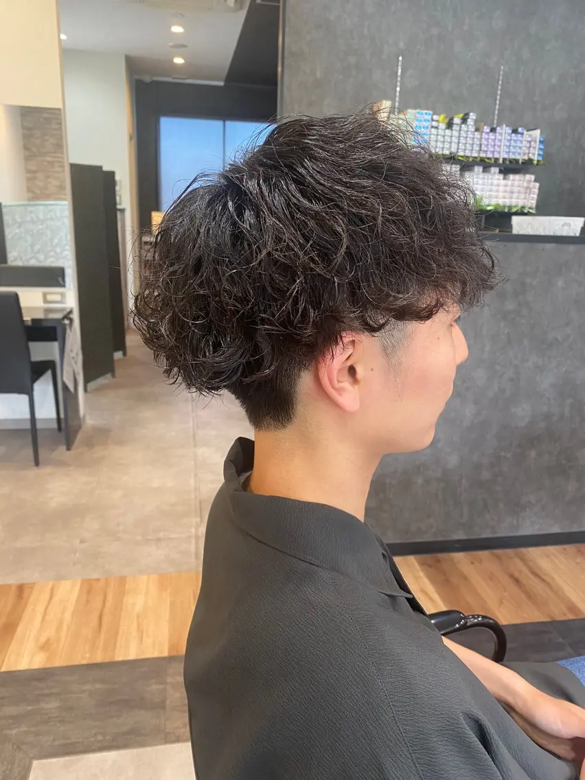 ショート パーマ メンズ 波巻きパーマ カット パーマ 矢部 萌深のヘアスタイル