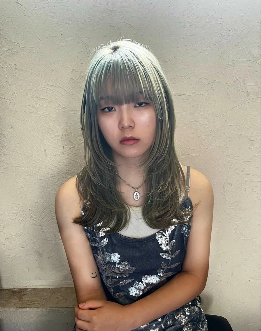 ミディアム カラー ミント ミントグリーン レイヤーカット レイヤーカット/ブラ ウンカラー/河野凜のヘアスタイル
