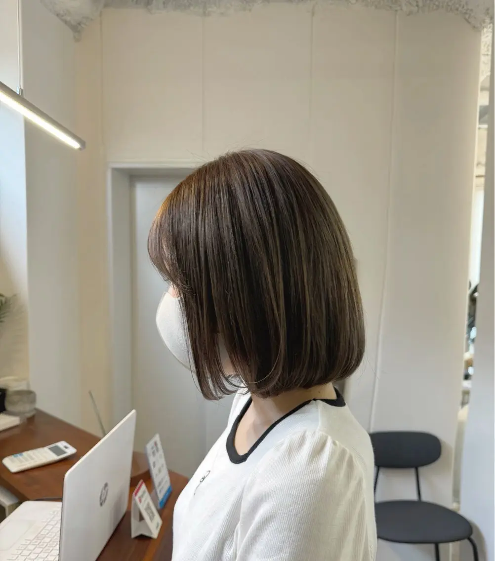 ミディアム ヘアカラー 顔まわりレイヤー 透明感カラー🩵🩵のヘアスタイル