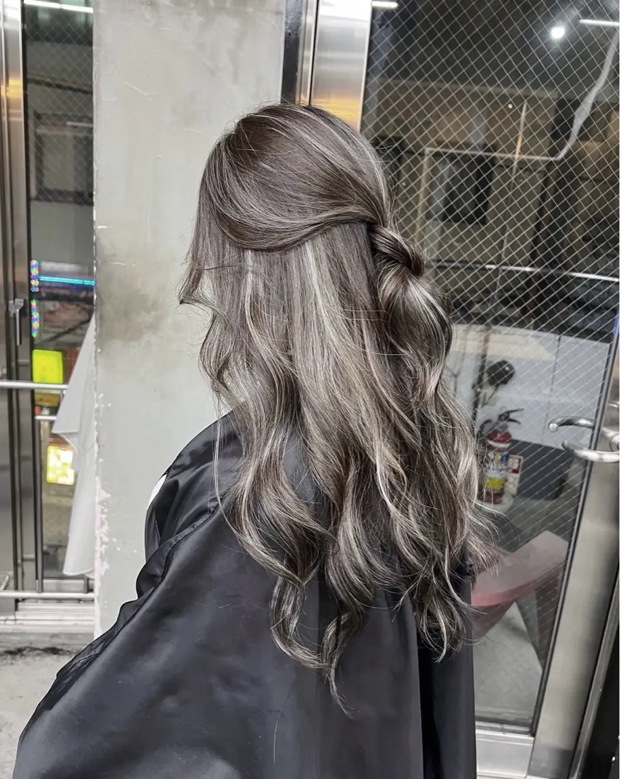 ロング カラー ヘアアレンジ ダークグレー ダークグレージュ グレージュ ハイライトカラー ハイライト ヘアカラー トリートメント 指名数No.1 /NAOYAのヘアスタイル