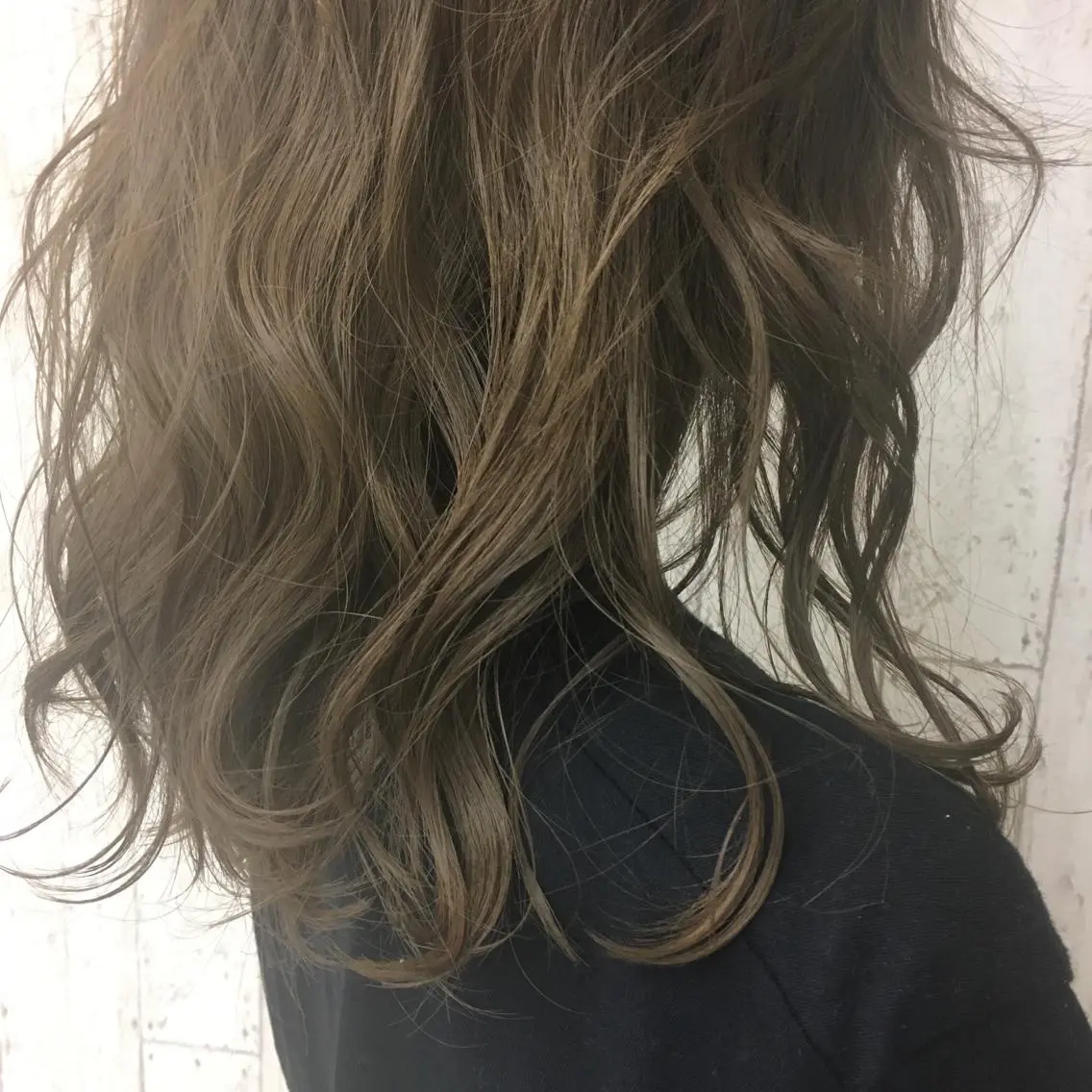 ミディアム カラー アッシュ ベージュカラー ハイライトカラー ハイライト レイヤーカット Kaede .のヘアスタイル