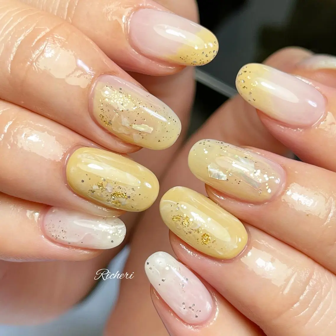 ミディアム ネイル イエローカラー 黄色 ハンドネイル richeri beautyのネイルデザイン