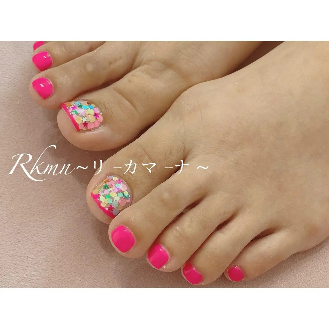 ネイル アートネイル フットネイル ホログラムネイル ピンク 春ネイル Rkmn ~リ-カマ-ナ~のネイルデザイン
