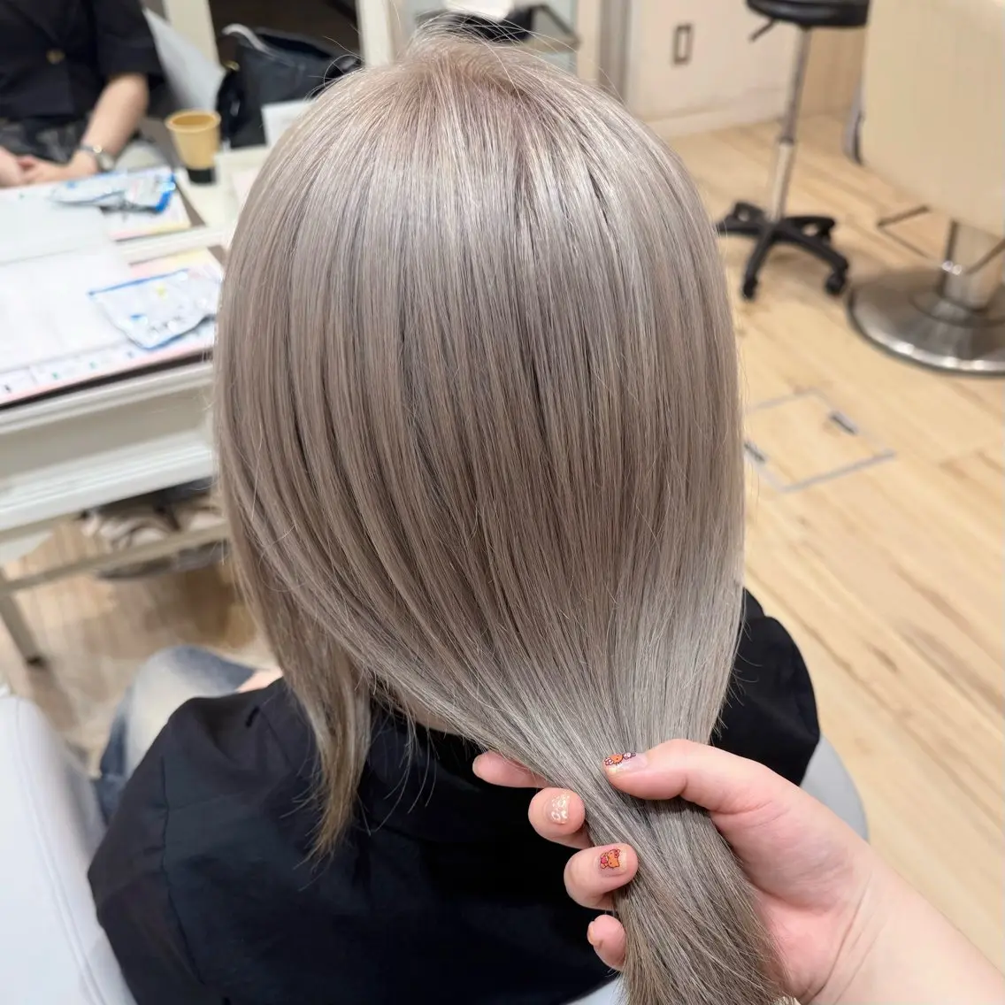 ミディアム カラー ベージュカラー ブリーチ ミルクティーベージュ ヘアカラー トリートメント 暖色/顔周りカット/ レイヤー/成田悠里のヘアスタイル