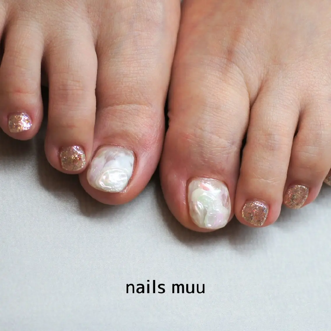 ネイル オーロラネイル フットネイル ゴールド ニュアンスネイル シンプルネイル nails muu まゆのネイルデザイン