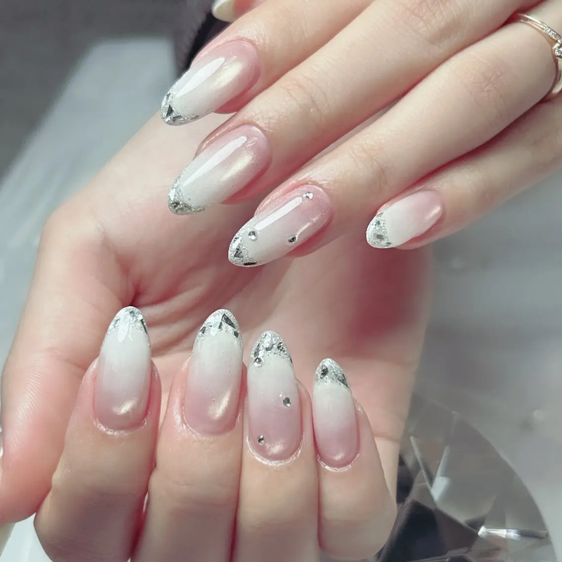 ネイル オーロラネイル フラワーネイル フレンチネイル キラキラネイル ラメ(グリッター) ハンドネイル Cute Tips nailのネイルデザイン