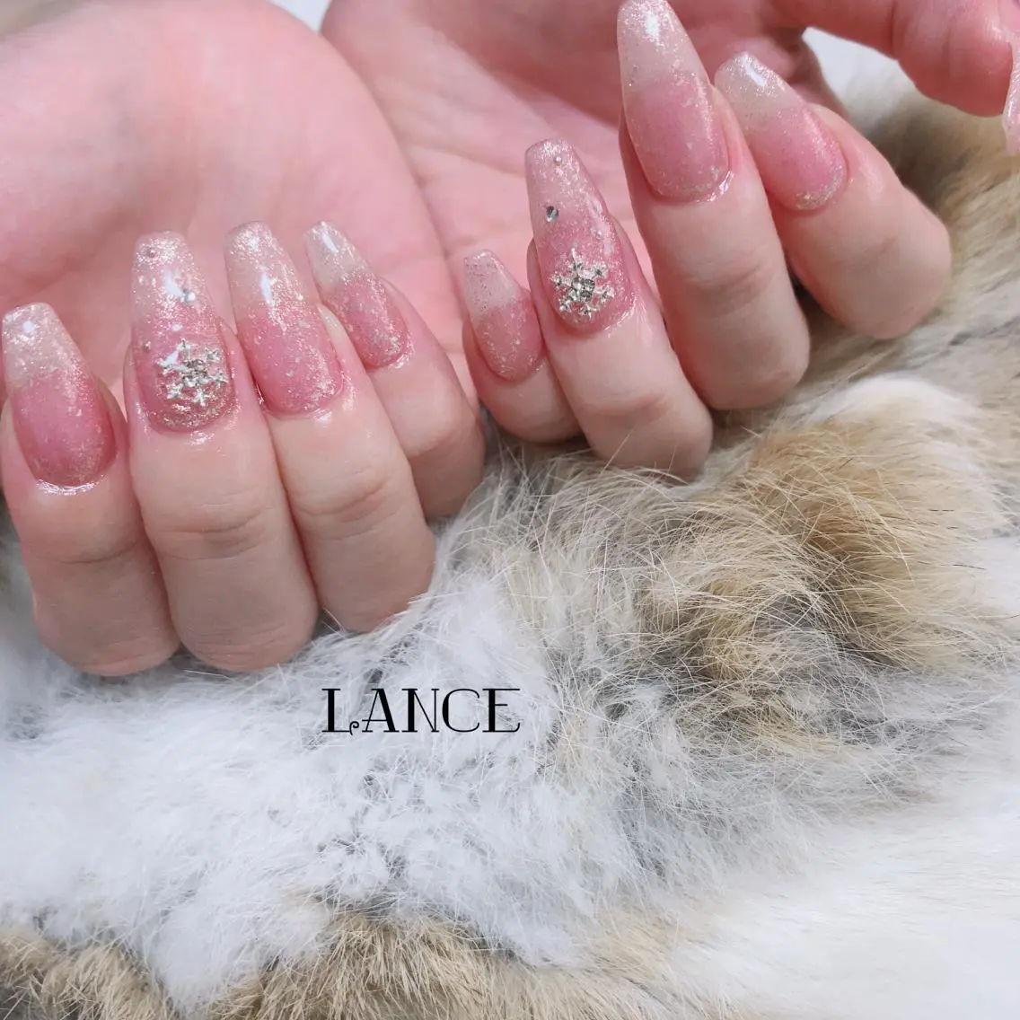 ミディアム ネイル クリスマス オーロラネイル フレンチネイル ワンホンネイル 冬ネイル Lance nailのネイルデザイン