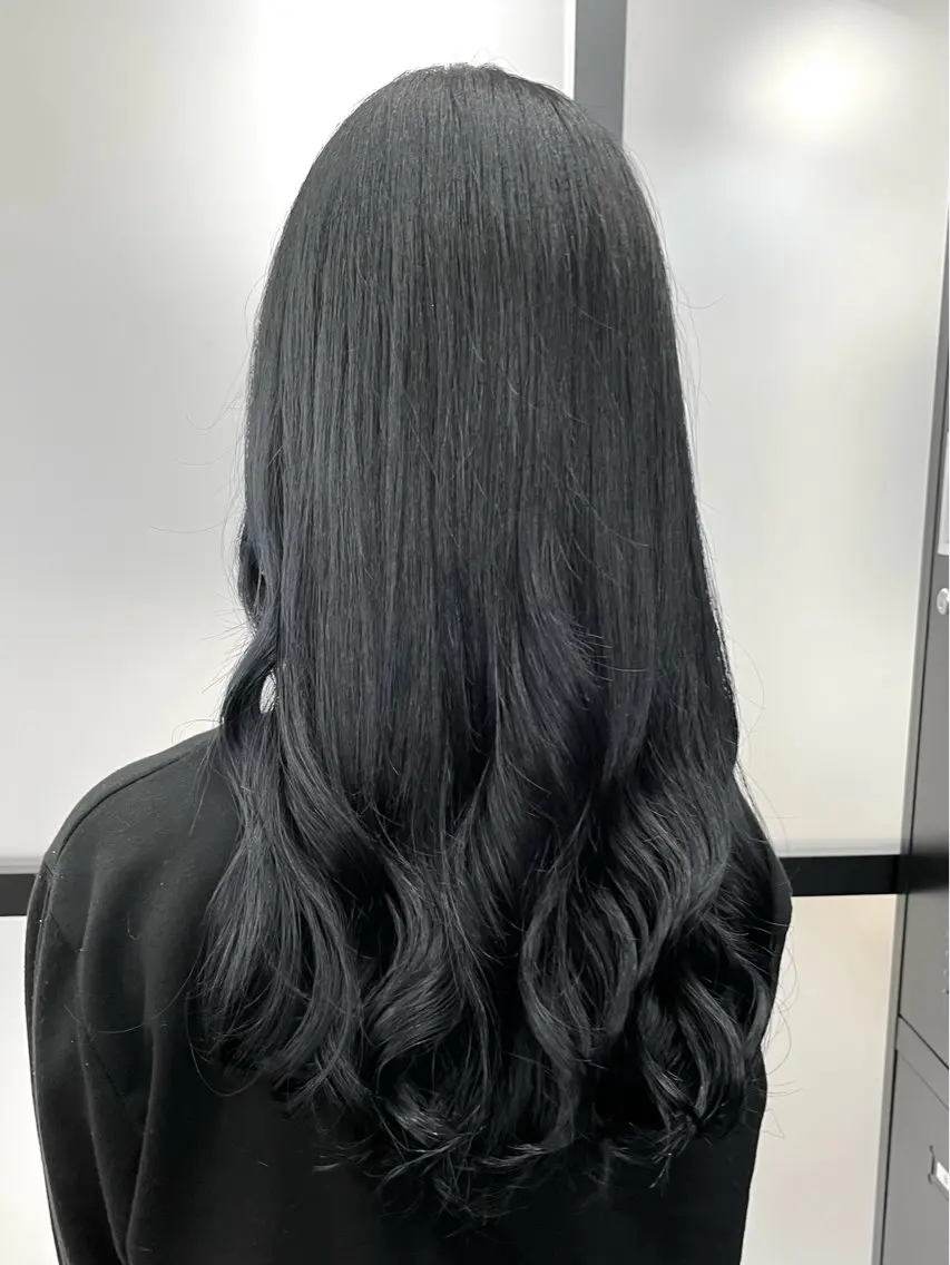 ロング カラー アッシュ 黒髪 ブルーカラー ブルーブラック カット ヘアカラー トリートメント 𝑺𝒂𝒌𝒊 🩶マンツーマン施術のヘアスタイル