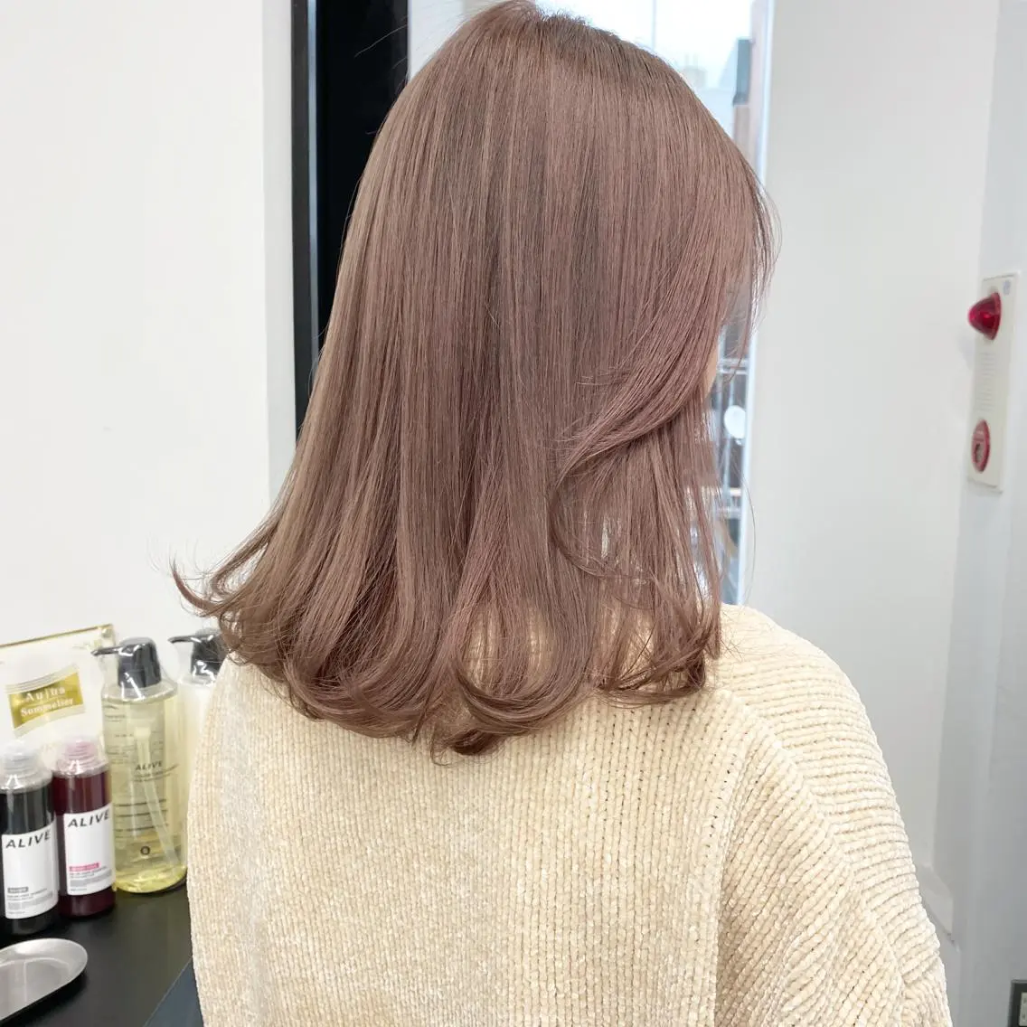 ミディアム カラー ベージュカラー ブリーチ ダブルカラー ピンクカラー ピンクベージュ 【ブリーチカラー】 🌈ALIVE若山葵のヘアスタイル