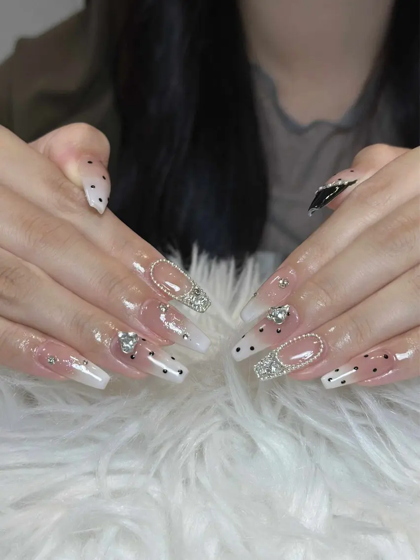 ネイル フレンチネイル ジェルネイル キラキラネイル 韓国ネイル マグネットネイル Julli NailStudioのネイルデザイン