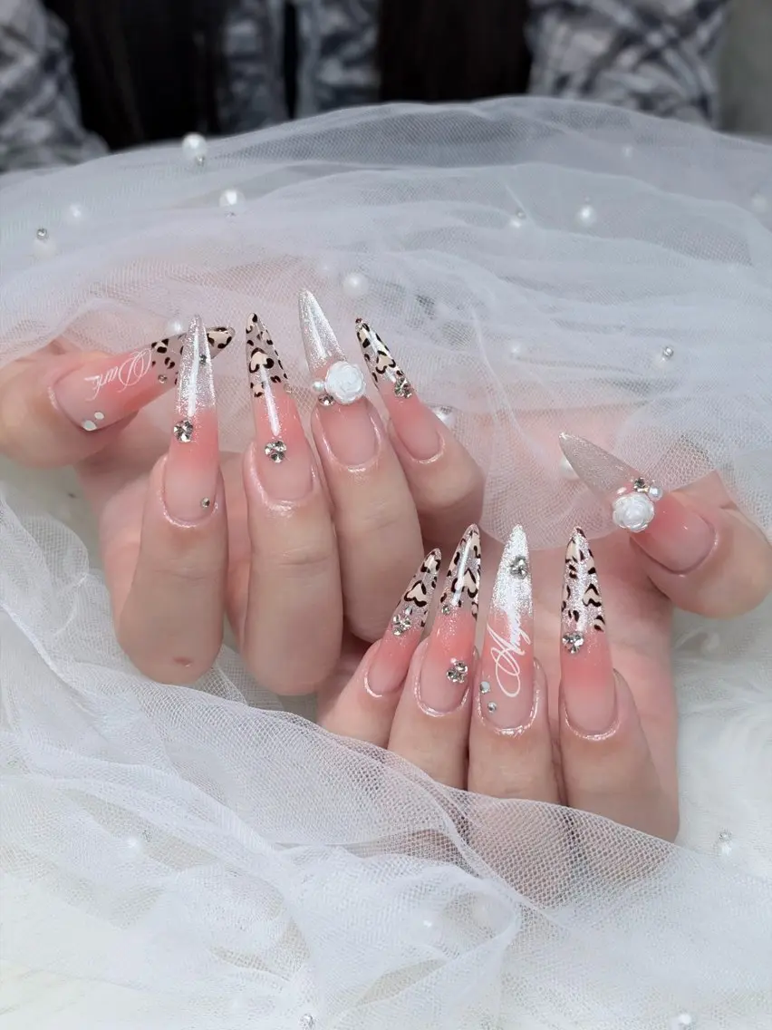 ネイル チークネイル ドット フレンチネイル グラデーション ハート ハンドネイル Julli NailStudioのネイルデザイン