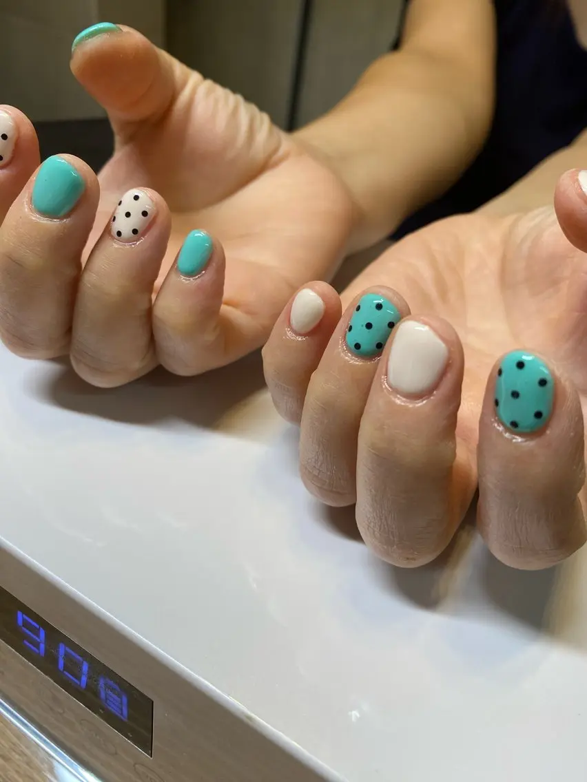 ネイル ドット 成瀬 愛美のネイルデザイン
