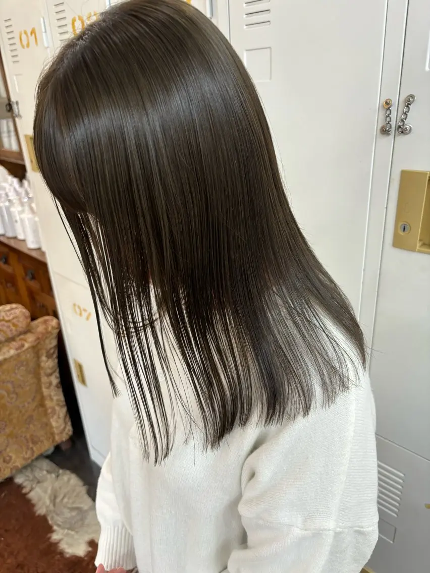 セミロング カラー グレージュ オリーブグレージュ オリーブグレー LOMARLIE JURIAのヘアスタイル