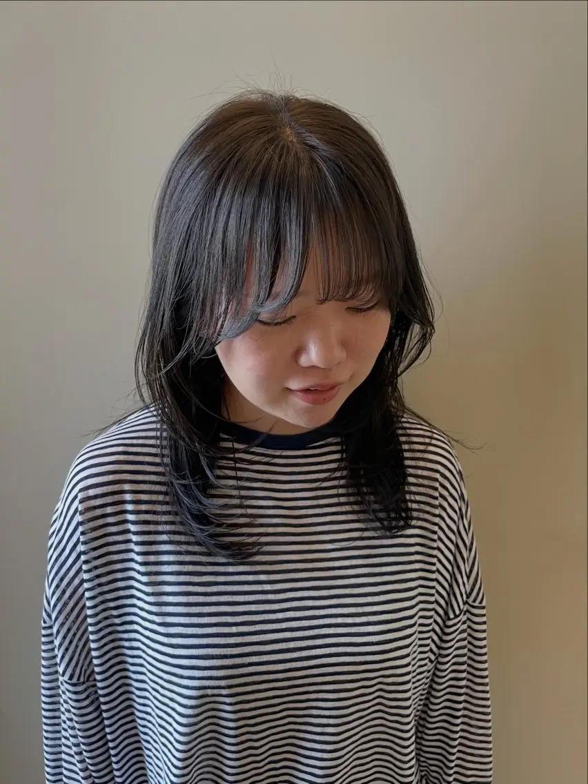 ミディアム 似合わせカット カット ヘアカラー トリートメント 梅田｜赤み消しオリー ブ/顔まわりレイヤーのヘアスタイル