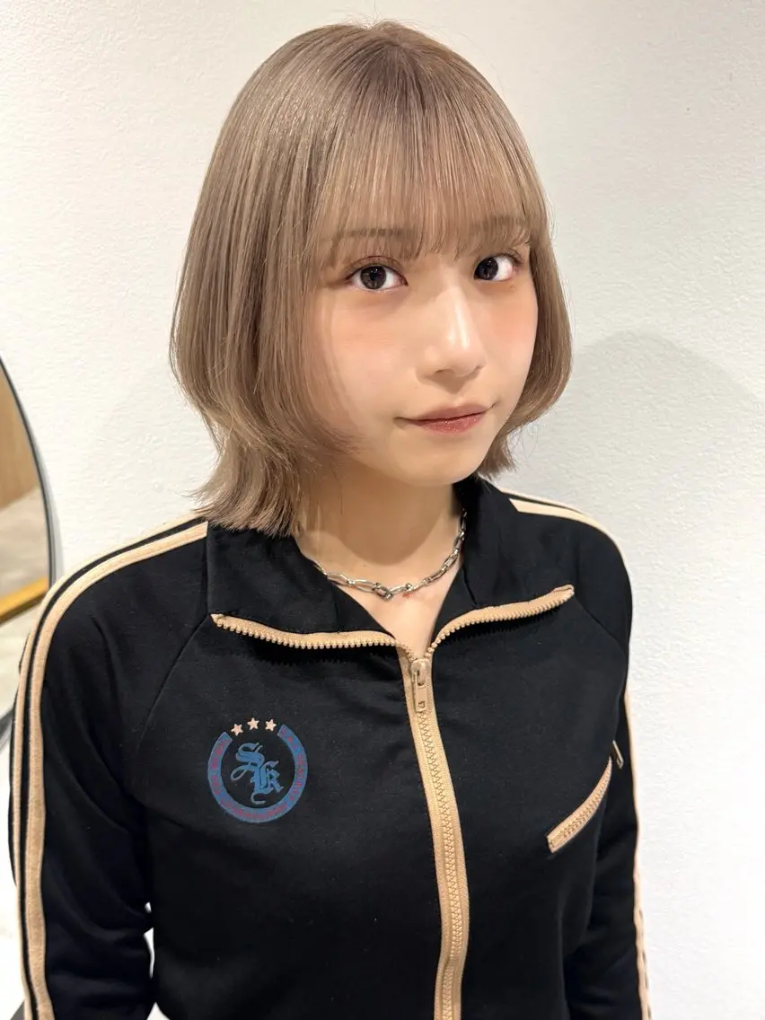 ミディアム カラー 切りっぱなしボブ ボブレイヤー ベージュカラー ブリーチ ブロンド ヘアカラー トリートメント saki🌼ボブ× 透明感カラー🌼のヘアスタイル