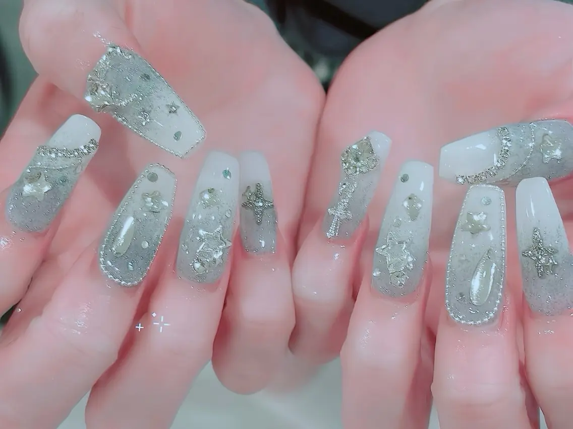 ネイル チークネイル フレンチネイル ガラスフレンチ グラデーション キラキラネイル Rin Nail 新大久保店のネイルデザイン