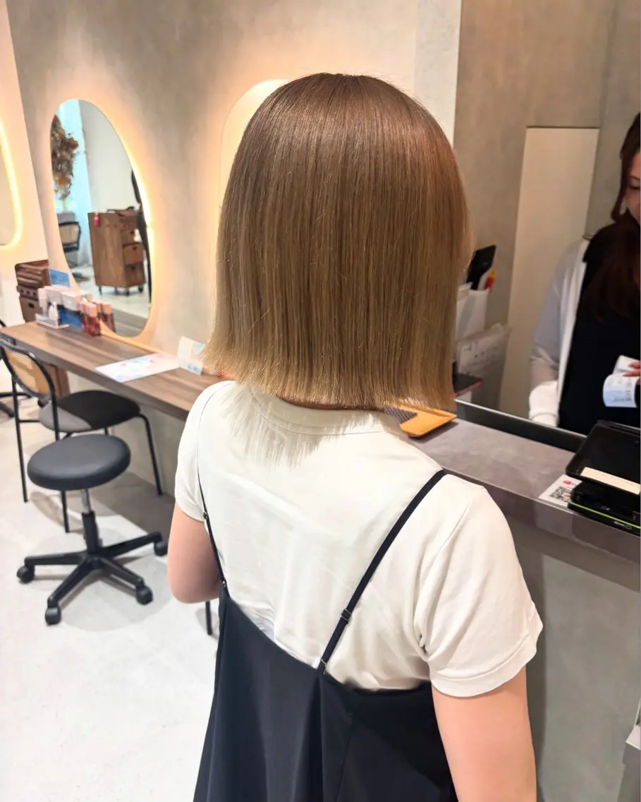 ミディアム カラー ベージュカラー ブリーチ ヘアカラー 大久保 愛のヘアスタイル