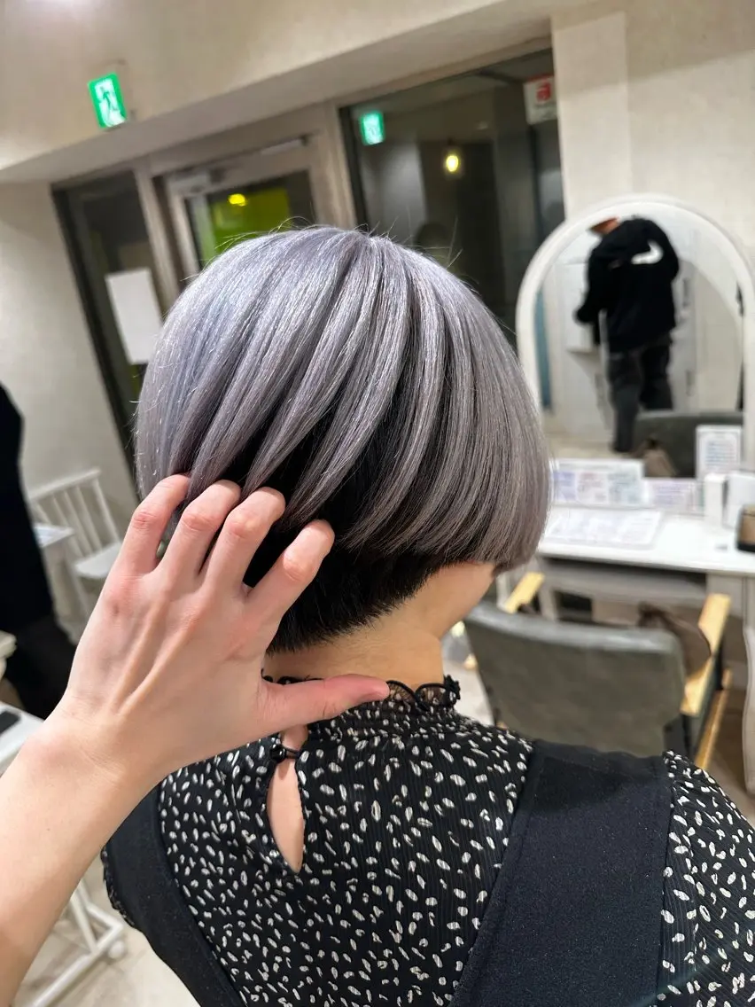 ショート カラー シルバー ホワイトシルバー デザインカラー🎨 下北沢 / 磯部のヘアスタイル