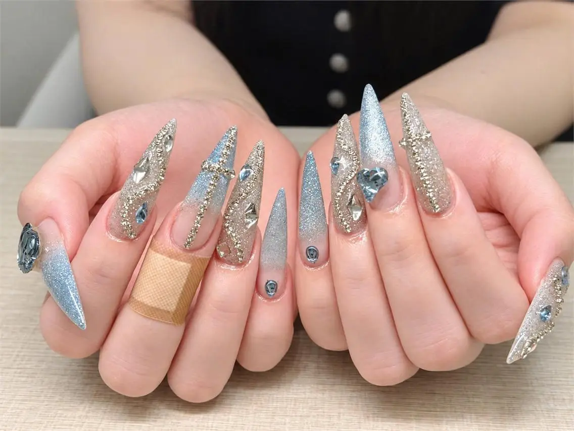 ネイル オーロラネイル ブルー チークネイル 長さ出し フットネイル ハンドネイル NAILS168 池袋西口駅前店のネイルデザイン