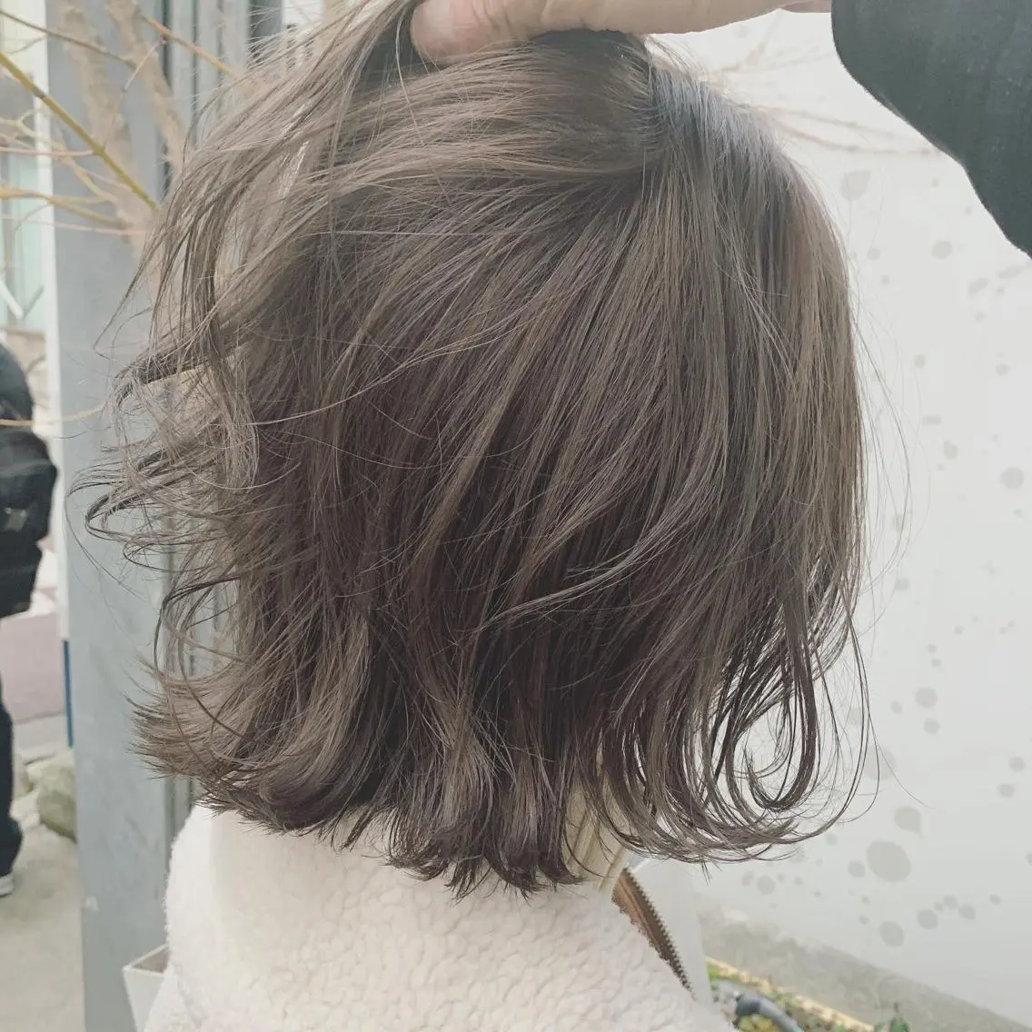 ミディアム カラー ネイル ハイトーンボブ 前田 表参道　グレージュのヘアスタイル