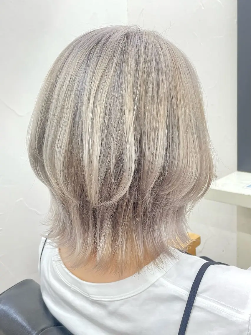 ミディアム カラー ベージュカラー ブリーチ ホワイトベージュ 青木 優歩のヘアスタイル