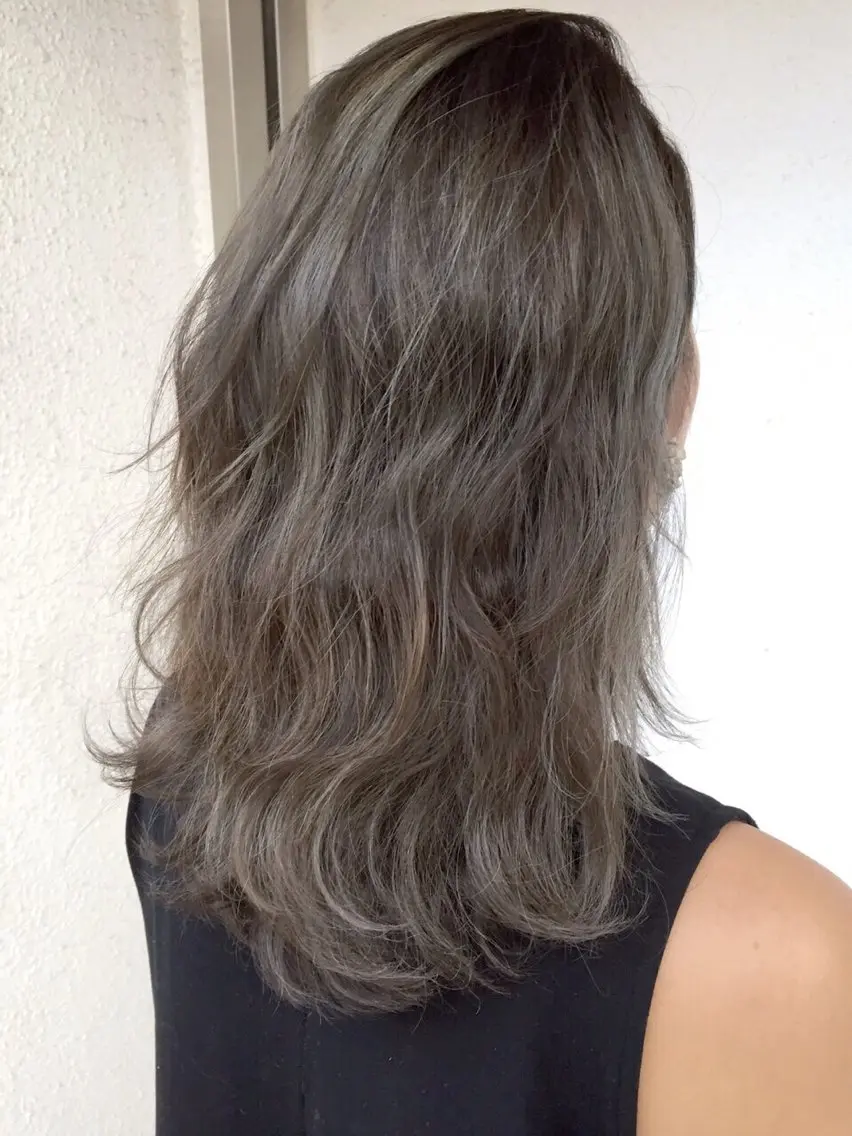 ロング カラー ベージュカラー ミルクティーベージュ カット ヘアカラー トリートメント Tee’s ケアブリ ーチ ハイライトのヘアスタイル