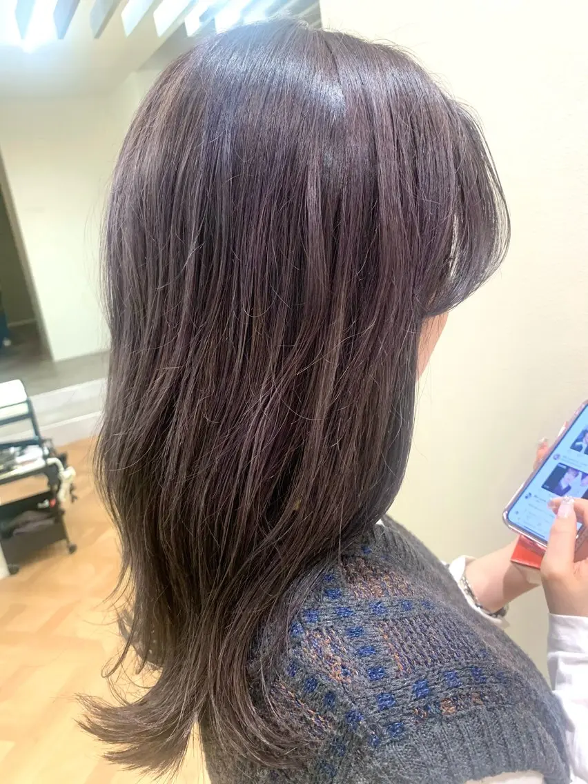 セミロング カラー パープルカラー シルバー カット ヘアカラー 佐々木 有彩のヘアスタイル