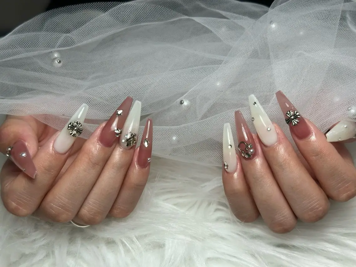 ネイル チークネイル ドット フレンチネイル グラデーション 韓国ネイル ハンドネイル Lisa Nail Salonのネイルデザイン