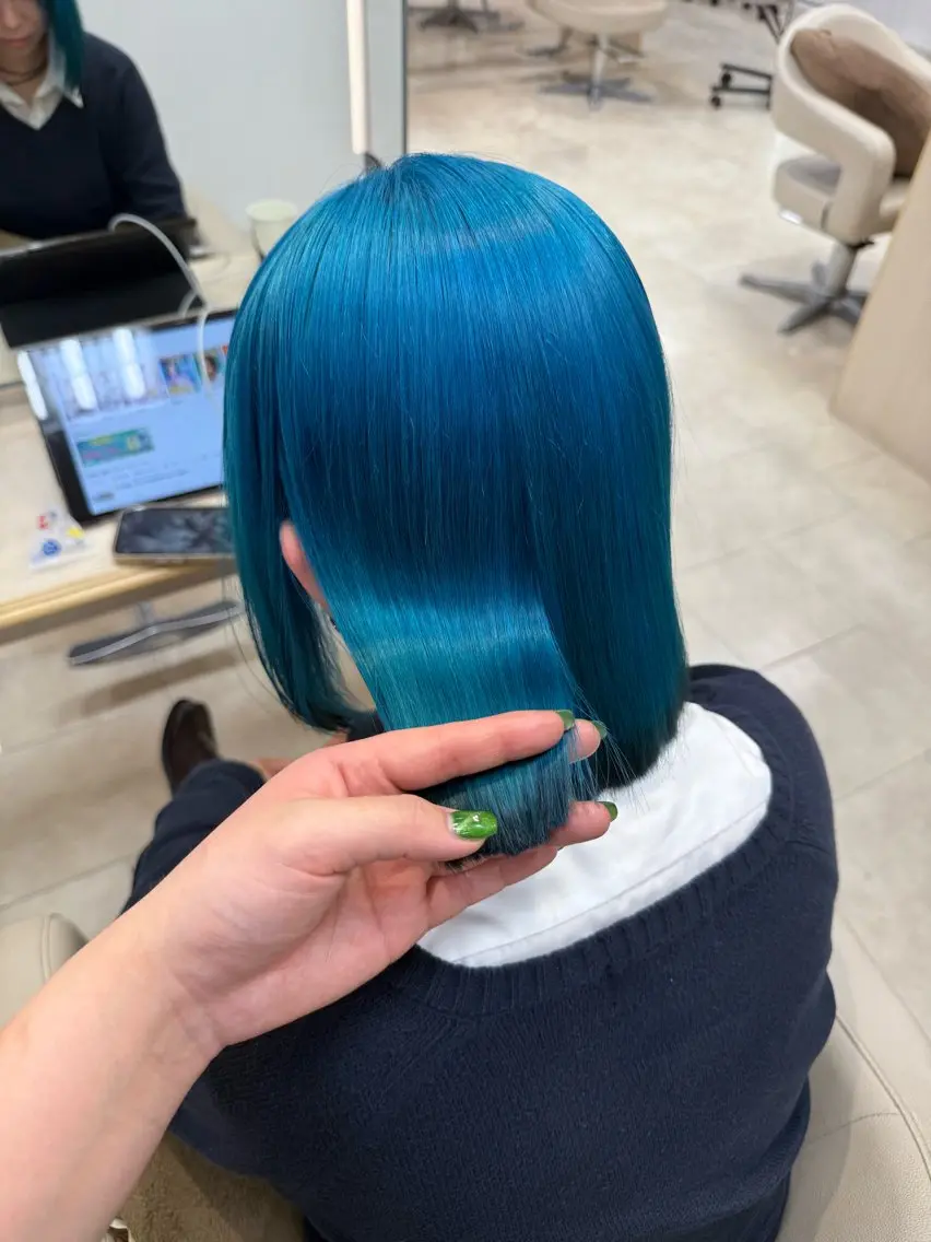 ショート ヘアカラー 岡田 和馬のヘアスタイル