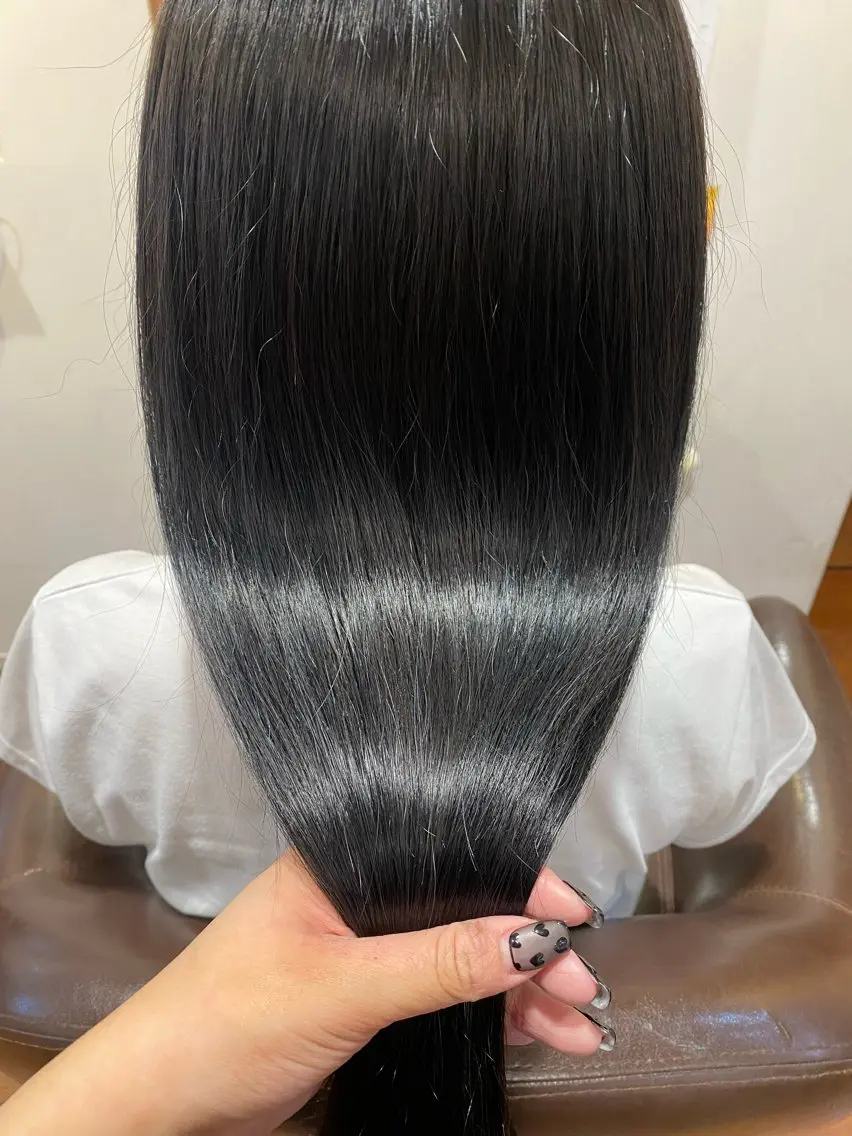 ロング カラー ブルーカラー ブルーグレー ブリーチなし透明感 🕊ワダ　ユイのヘアスタイル