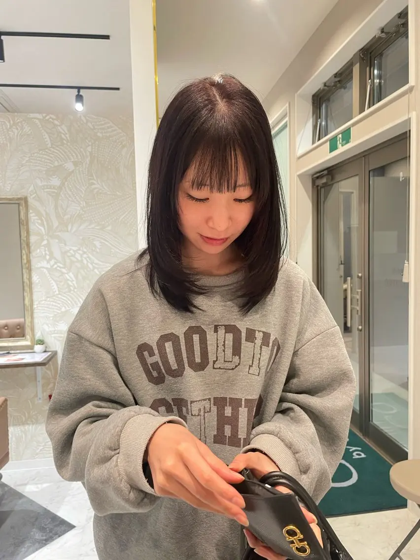 ミディアム カット moe🥣ﾚｲﾔｰ ｶｯﾄ/透明感ｶﾗｰのヘアスタイル