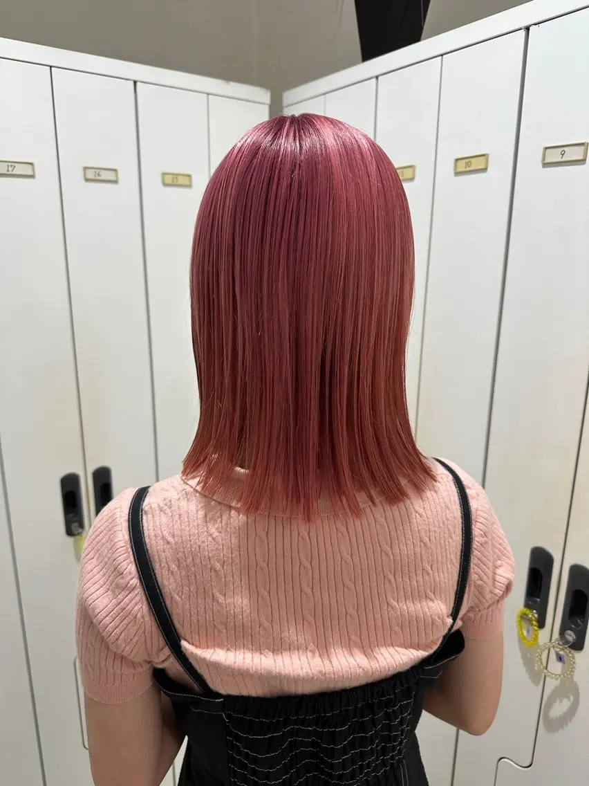 ミディアム カット ヘアカラー 木曜日空きあり‼️ 艶々カラー🩷のヘアスタイル