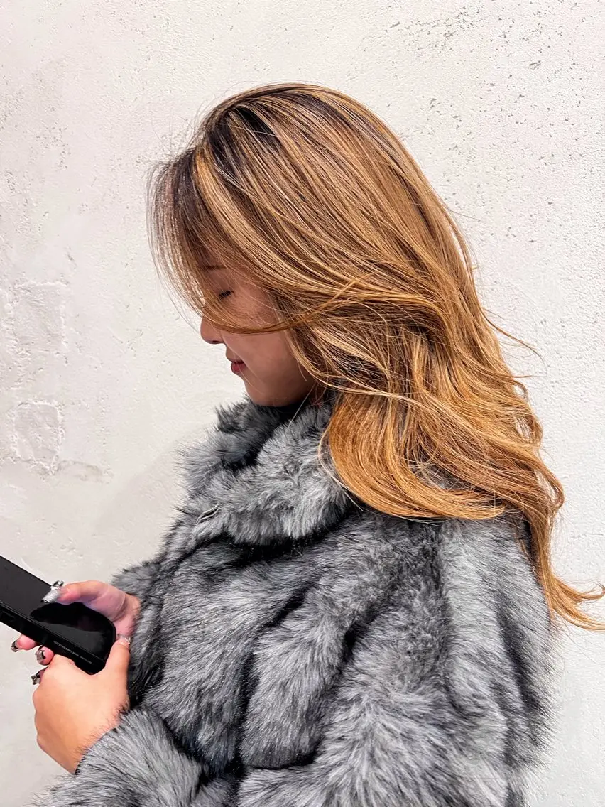 ロング ヘアカラー トリートメント DEAN ISLA ハイトーンカラーのヘアスタイル
