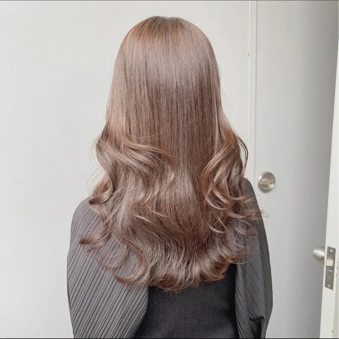 ミディアム カラー ブリーチ縮毛矯正加藤 赤み無し透明感ヘアのヘアスタイル