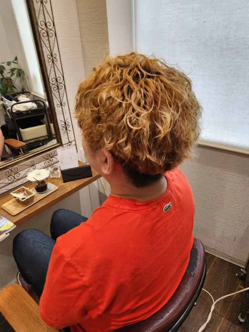 ショート パーマ メンズ メンズブリーチ メンズパーマ 刈り上げ 阪本 俊のヘアスタイル