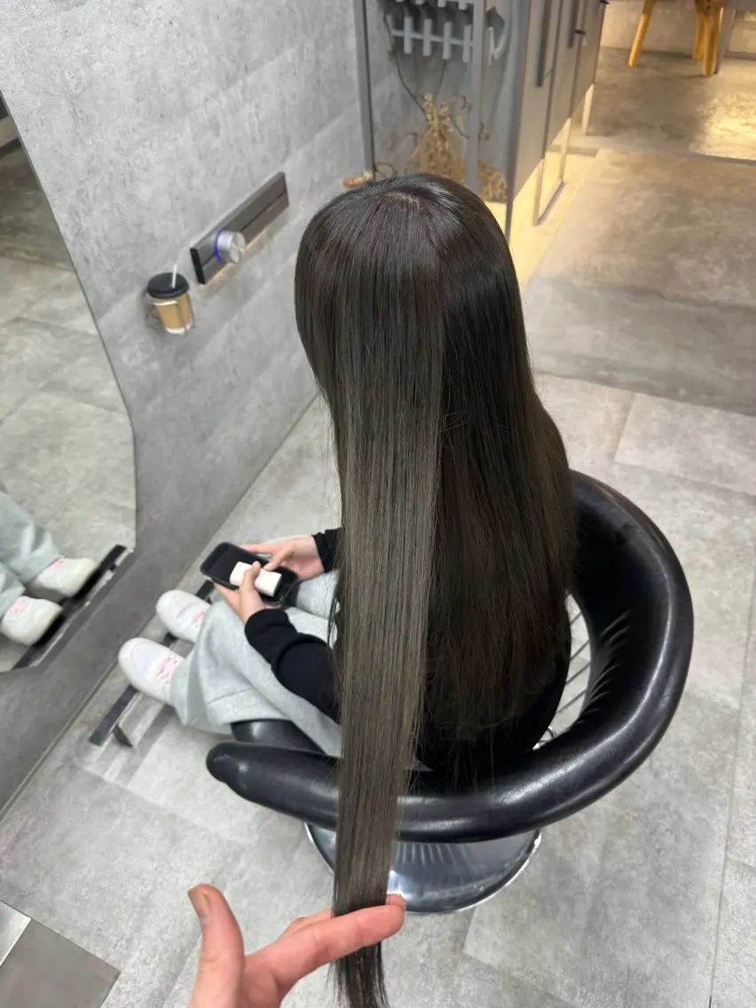 ロング カラー オリーブグレー カット ヘアカラー トリートメント You/透明感カラー レイヤーカット/ボブのヘアスタイル