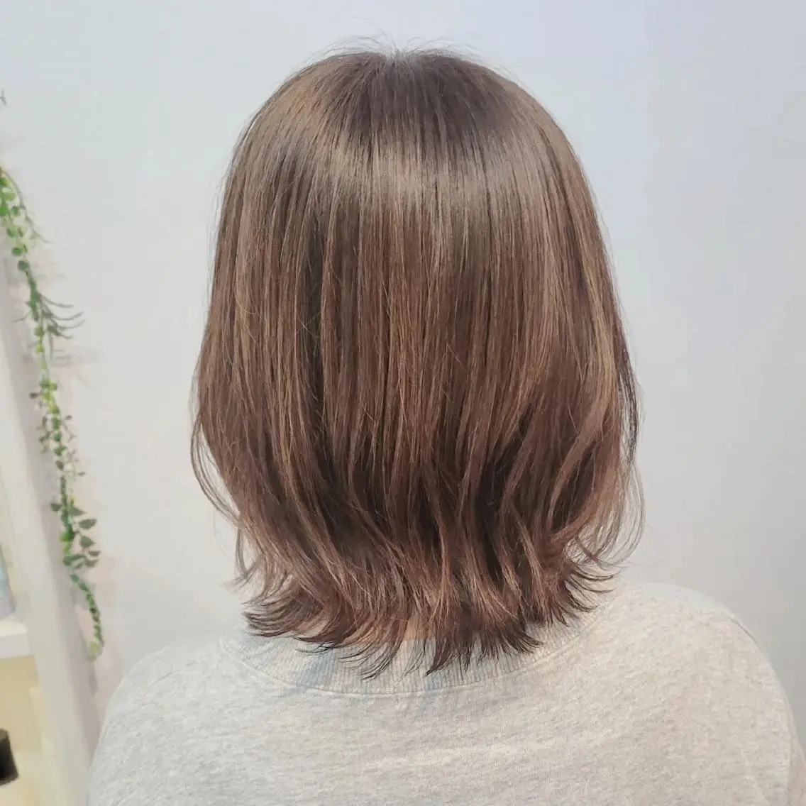 ミディアム カラー くびれヘア 伊藤 功士のヘアスタイル