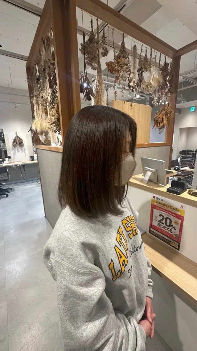 ミディアム カラー グレージュ オリーブグレージュ オリーブグレー 松尾 麗実のヘアスタイル